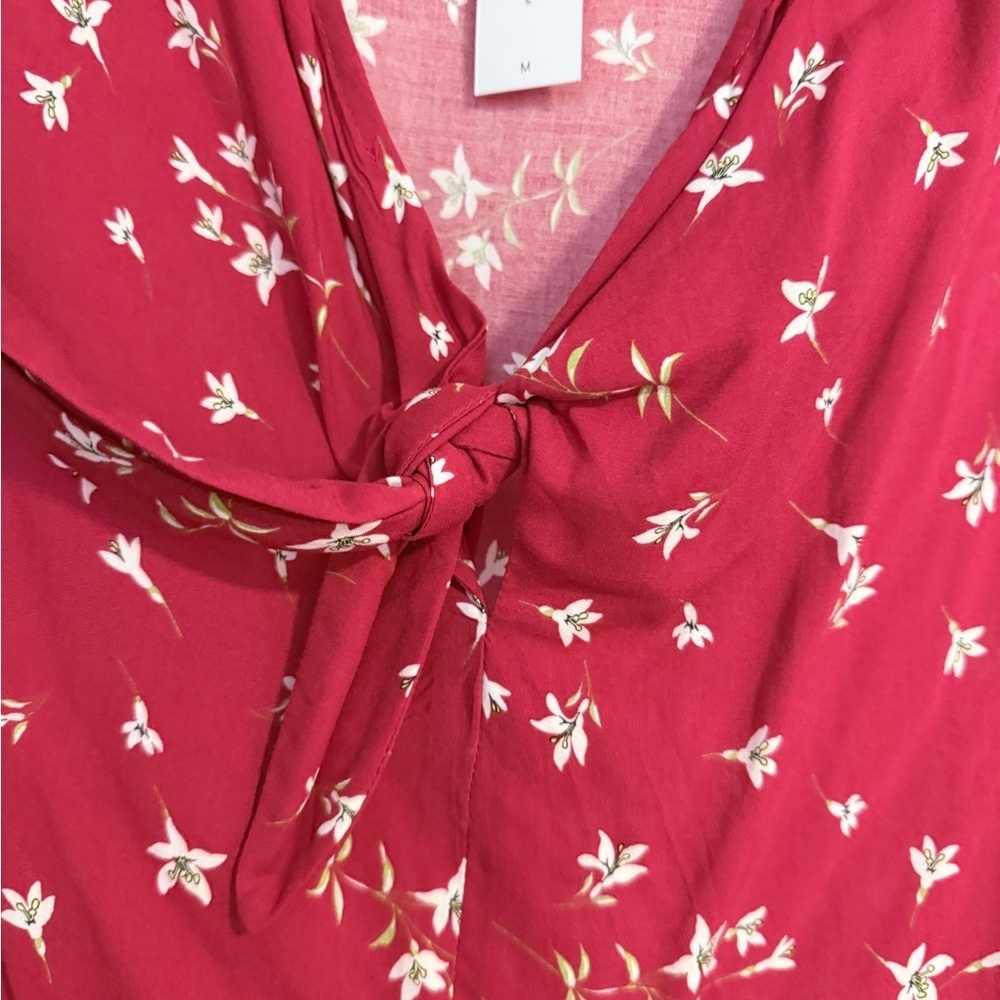 Velvet by Graham and Spencer Feminine Red Floral Tie Front Blouse NWT Size Med. - Picture 5 of 6